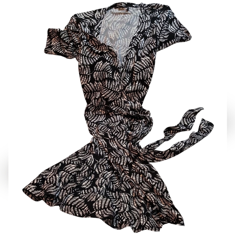 🩷 3/$15 Daisy Fuentes Black & White Patterned Wrap Dress, Medium Petite, EUC - Picture 3 of 5
